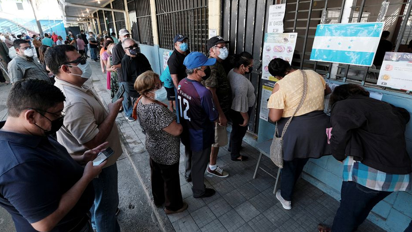 People wait to vote outside a polling station during general elections, in San Pedro Sula, Honduras November 28, 2021. REUTERS/Yoseph Amaya