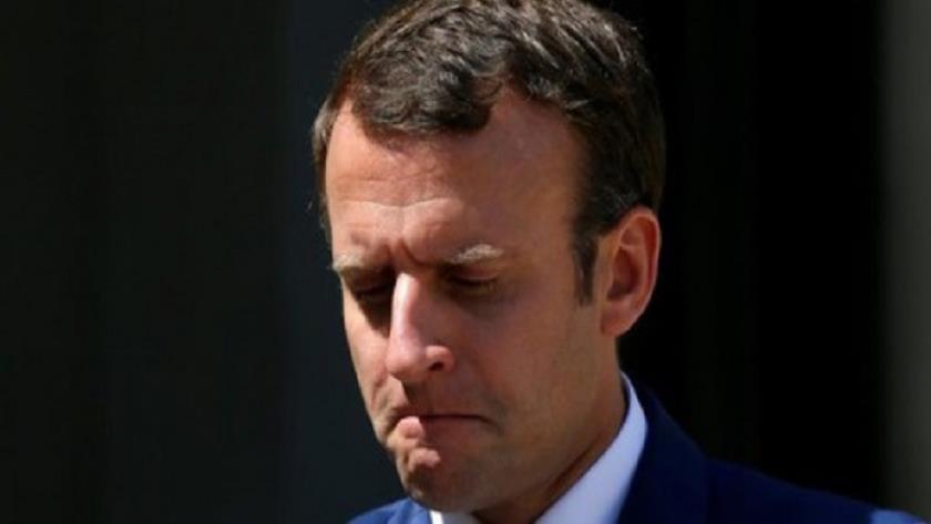 Iranpress: Macron defends insulting act of the French weekly Charlie Hebdo 