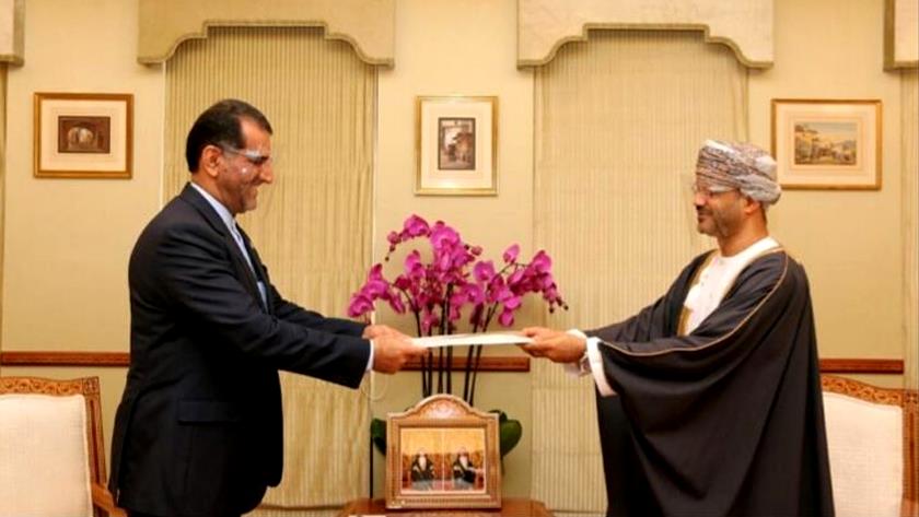 Iranpress: Iranian envoy submits credentials to Oman FM