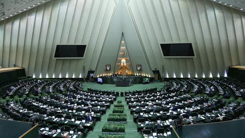 Iranpress: In a public session of parliament, the Minister of oil answered the questions of MPs
