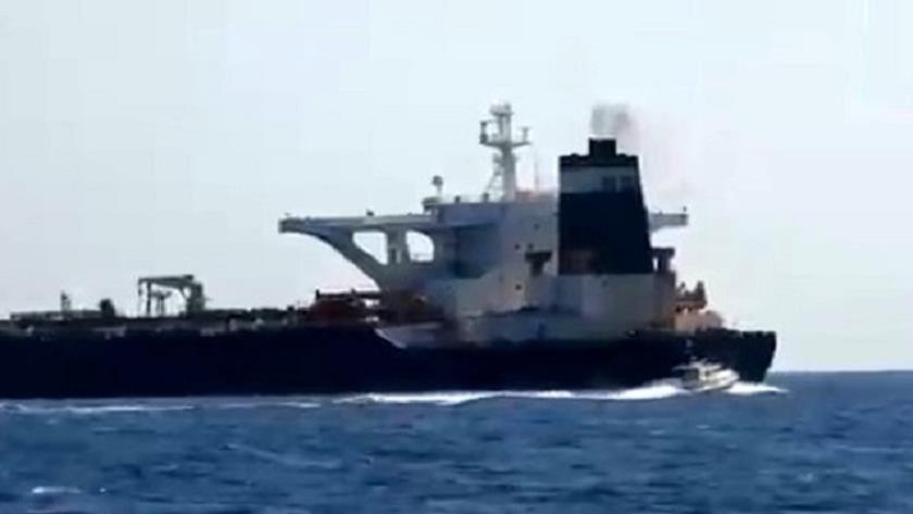 Iranpress: Emirati oil tanker sinks in southern Yemen
