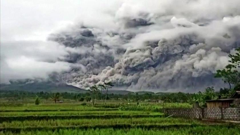 Iranpress: Semeru volcano erupts days after deadly Indonesia earthquake