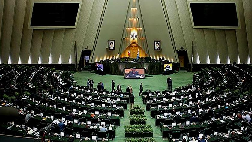 Iranpress: MPs consider 1400 budget bill in Parliament