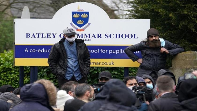 Iranpress: Offensive cartoons of Islam’s Prophet sparks second day of protests at UK school
