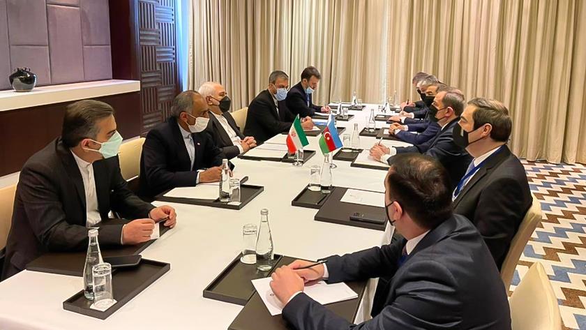 Iranpress: Zarif meets his Azeri counterpart to discuss bilateral, regional issues 