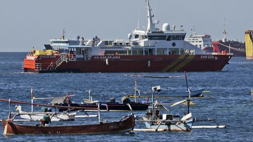 Iranpress: Indonesian Navy says missing submarine sunk, crew of 53 dead