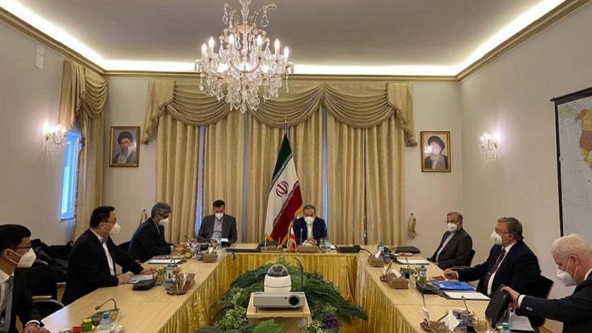 Iranpress: Iran, Russia and China trilateral meeting held in Vienna