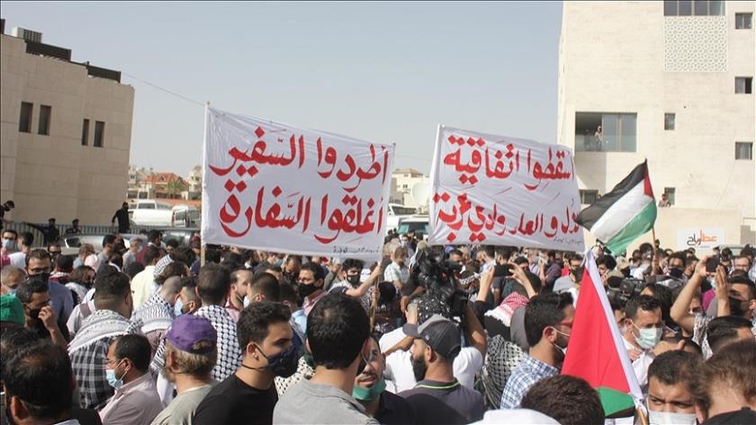 Iranpress: Hundreds of Jordanian peotesters gather near Israeli embassy
