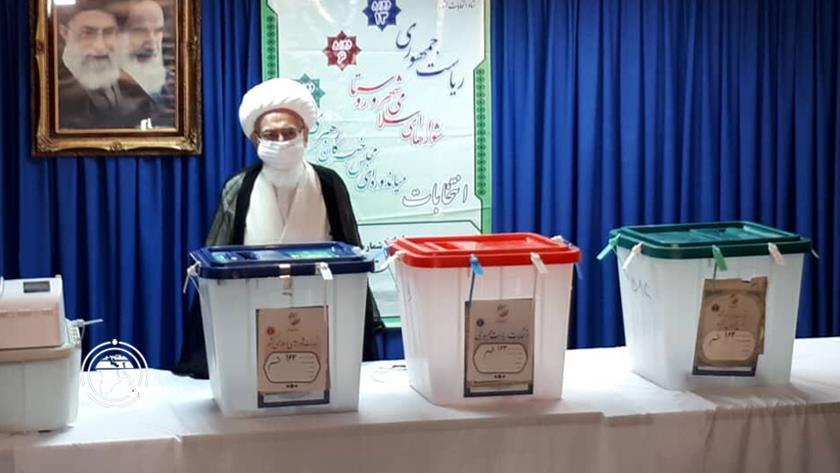 Iranpress: Shia Marjas cast their ballots in elections