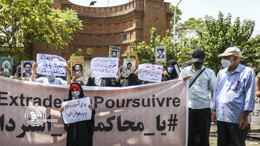 Iranpress: Victims of June 28th terrorist attack gathered in front of France embassy