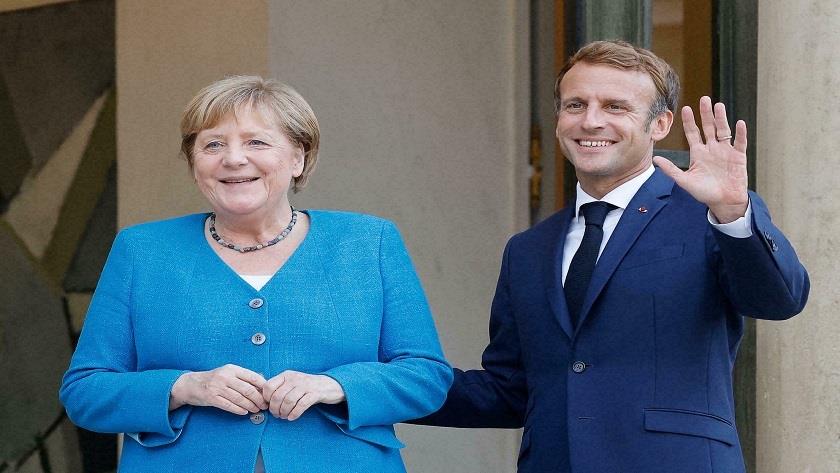 Iranpress: Macron, Merkel meet in Paris to discuss EU, global issues