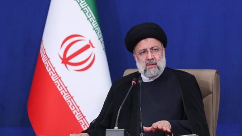 Iranpress: Iran to decide on lifting COVID restrictions: President Raisi