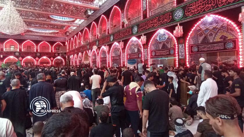 Iranpress: Pilgrims at shrine of Imam Hussein (AS) in Karbala city 