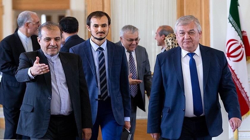 Iranpress: Russian, Iranian diplomats discuss latest developments in Syria