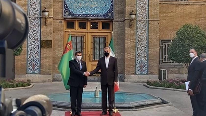 Iranpress: Iranian FM welcomes his Turkmen counterpart