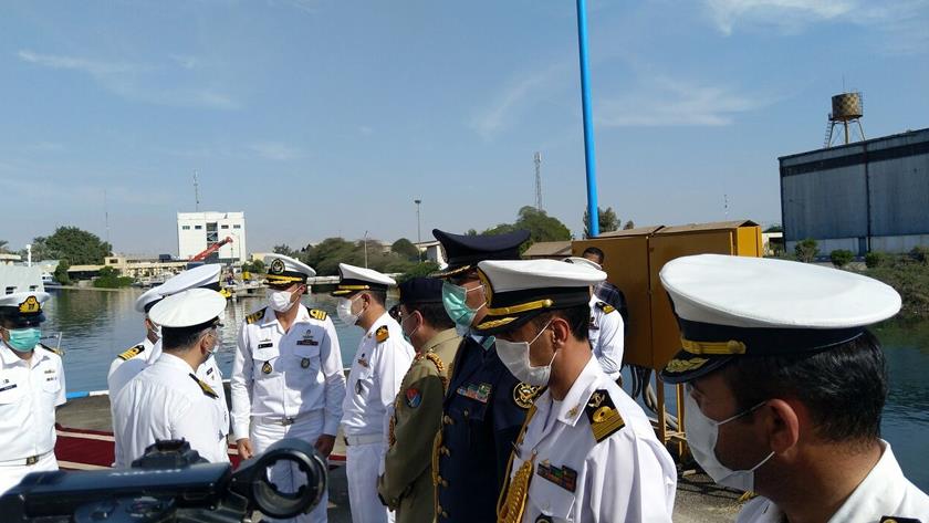 Iranpress: Pakistan Navy ships visit Iranian Port of Bandar Abbas
