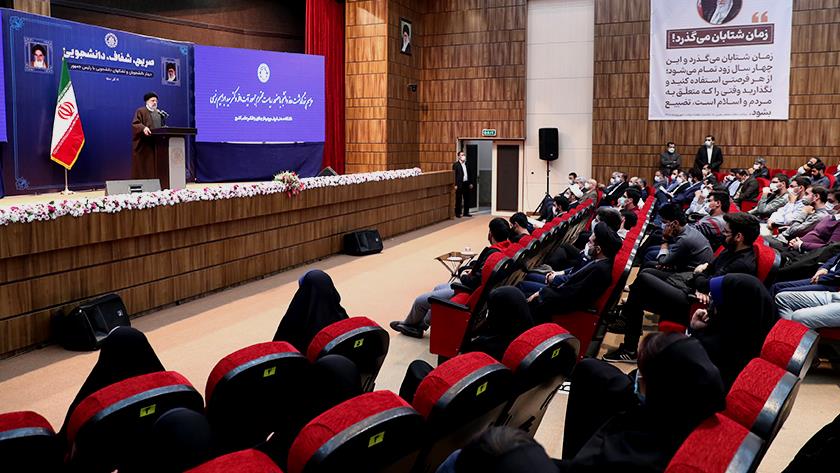 Iranpress: Raisi pays visit to Sharif University to mark Student Day