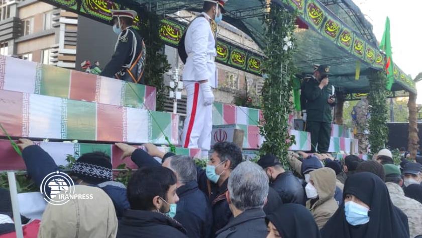 Iranpress: People in Tehran pay tribute to 150 anonymous martyrs