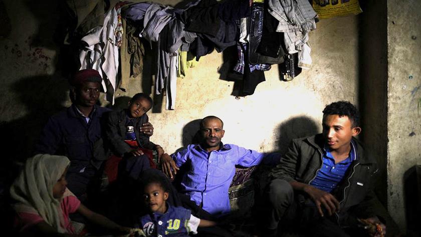 Iranpress: As war, hunger drags on; Yemeni family lives in abandoned shop 