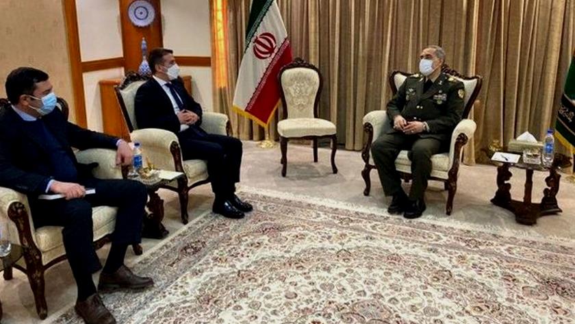 Iranpress: Iran, Azerbaijan review military cooperation