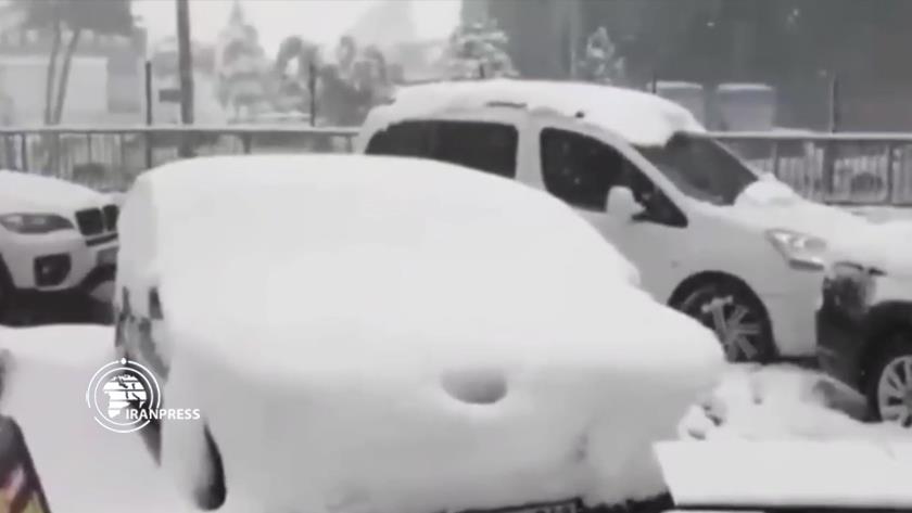 Iranpress: Video shows heavy snowfall in Istanbul