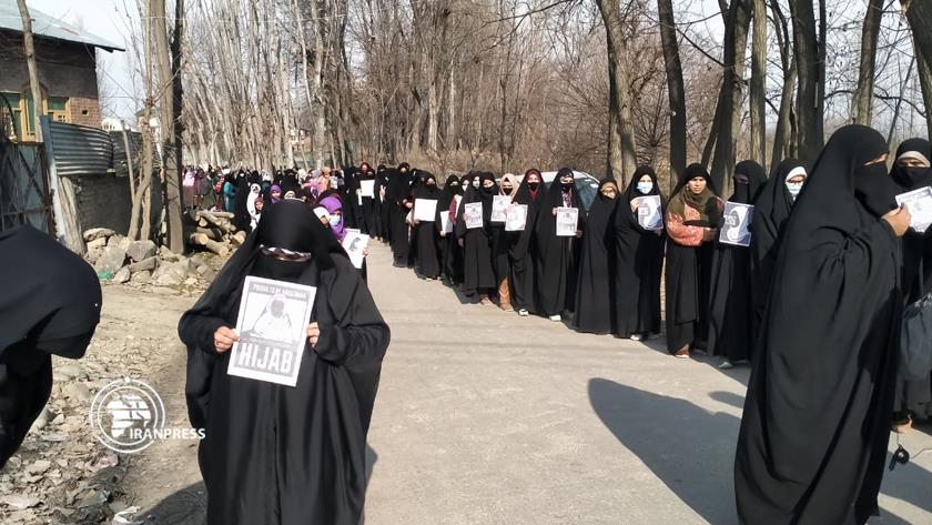 Iranpress: Kashmiri women demonstrate in support of hijab