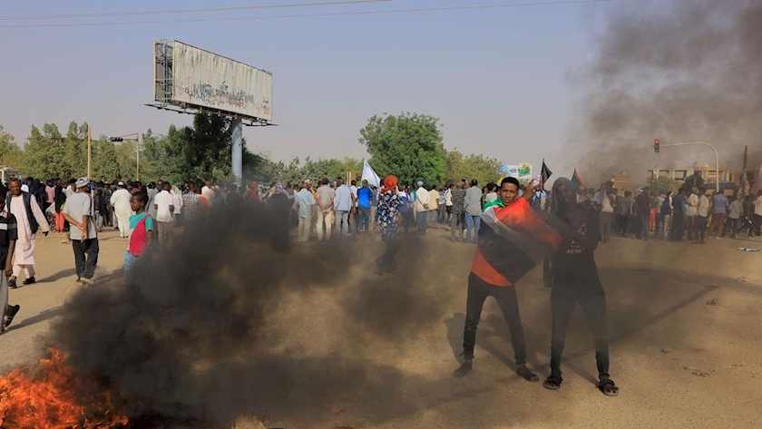 Iranpress: At least one killed in Sudan protests against military rulers
