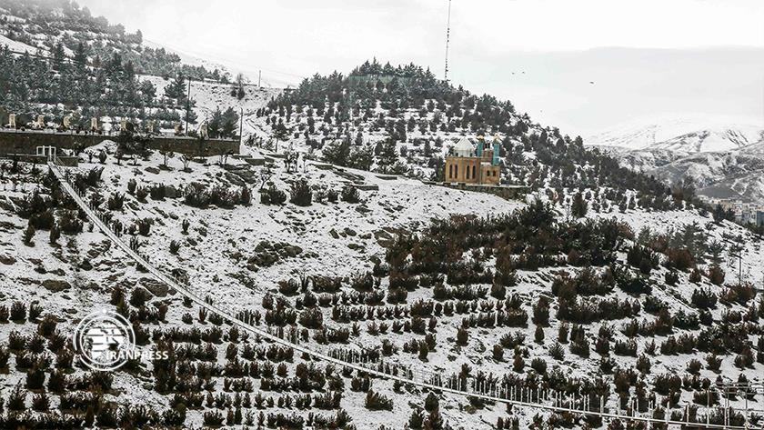 Iranpress: Stunning snowfall in western Iran
