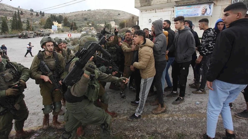 Iranpress: Israeli forces detain 16 Palestinians from West Bank