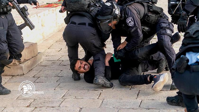 Iranpress: Israelis attack Al-Aqsa Mosque; 17 Palestinians injured
