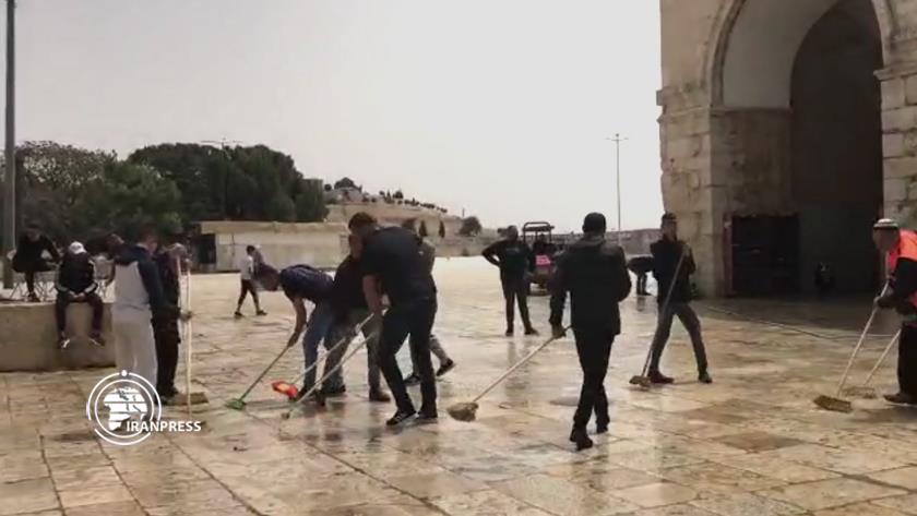 Iranpress: Palestinians rejoice in Al-Aqsa Mosque after departure of Israeli forces