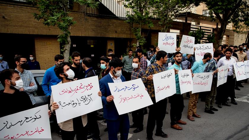 Iranpress: Iranian students gather before Swedish embassy