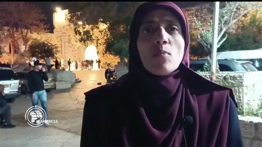 Iranpress: Palestinian women defend Al-Aqsa Mosque 