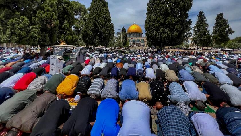Iranpress: 150,000 Palestinians perform Friday prayers at Al-Aqsa amid renewed clashes