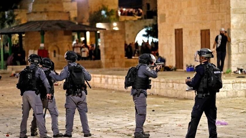 Iranpress: Israeli occupation forces continue their attacks on Al-Aqsa Mosque