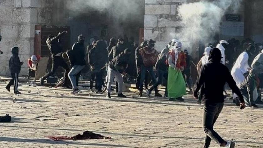Iranpress: Israeli settlers raid Al-Aqsa Mosque