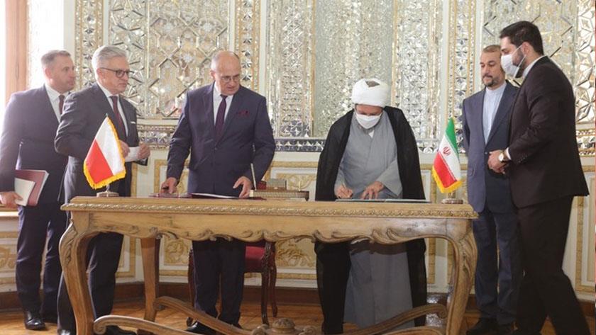 Iranpress: Iran, Poland ink agreement on Cultural Cooperation