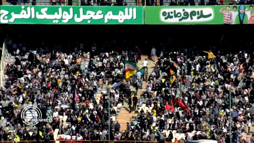 Iranpress: Iranian children in Azadi Stadium chant "Salaam Farmandeh" song