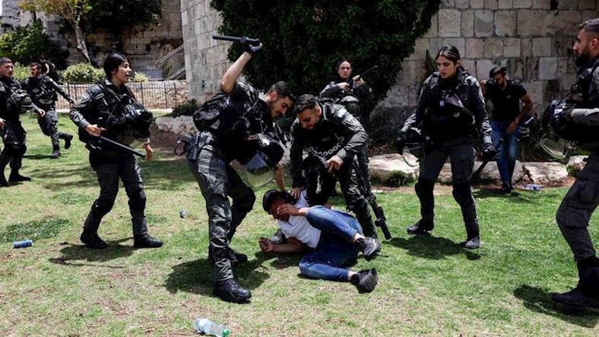 Iranpress: Israeli settlers and police attack Palestinians