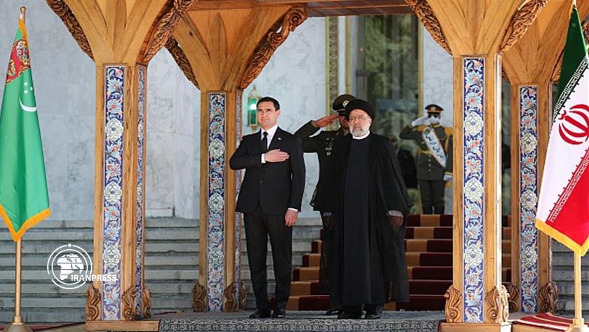Iranpress: Pres. Raisi officially welcomes President of Turkmenistan