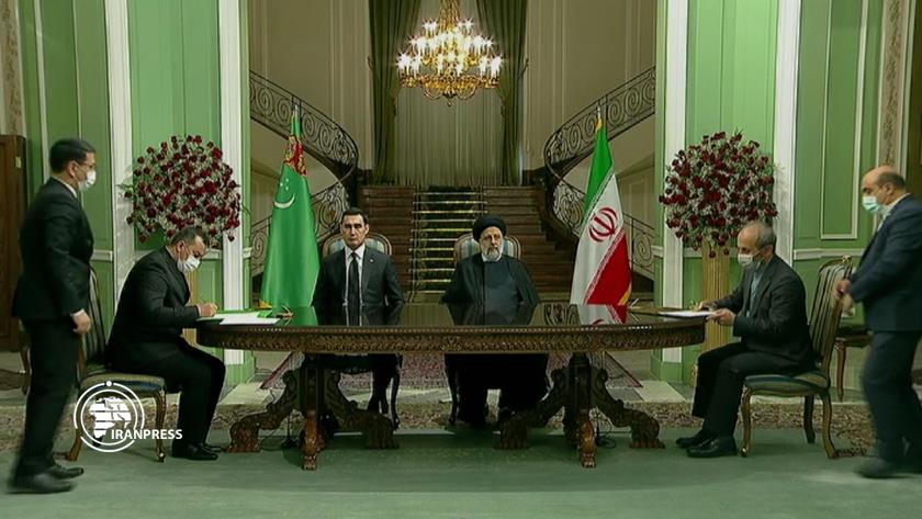 Iranpress: Iran, Turkmenistan sign 9 MoUs