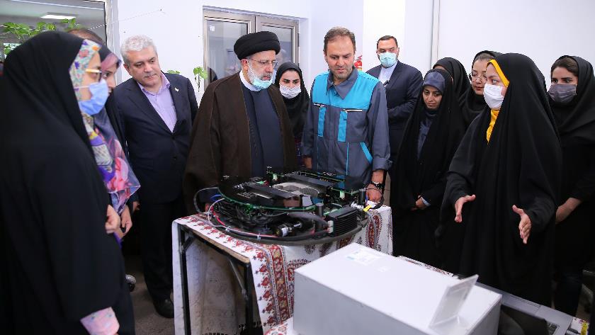 Iranpress: Raisi visits Isfahan Scientific, Research Town