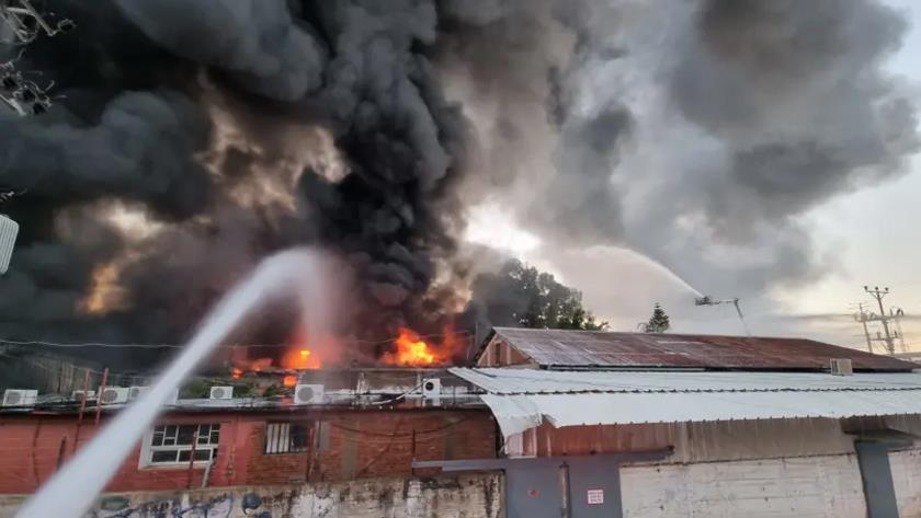 Iranpress: Massive fire breaks out at Haifa industrial complex