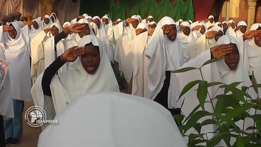 Iranpress: Nigerian school children hold 