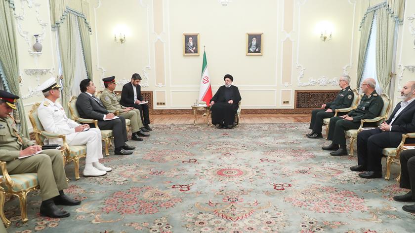 Iranpress: Raisi hails relations between Iranian, Pakistani armed forces