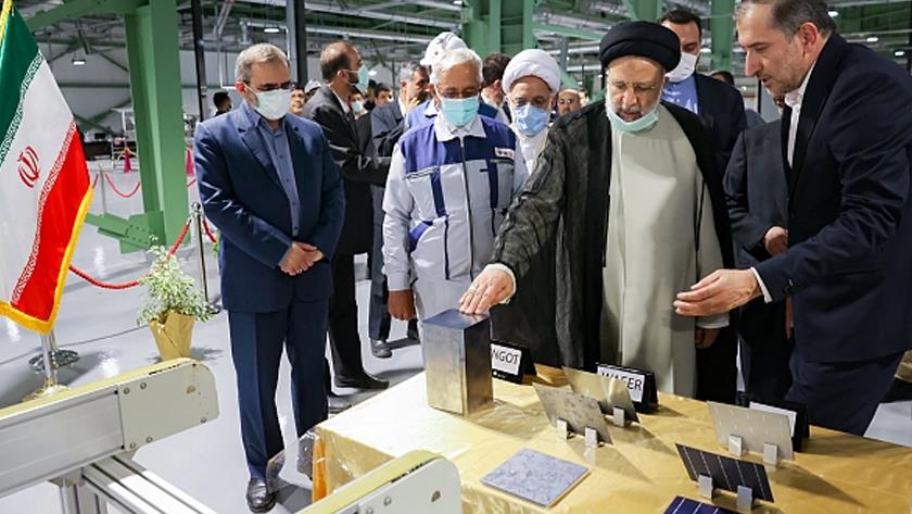 Iranpress: Largest production line of solar panels opens in Iran