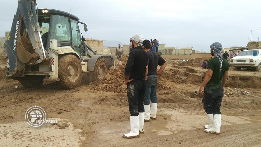 Iranpress: Young volunteers in Yazd to relieve flood-hit people