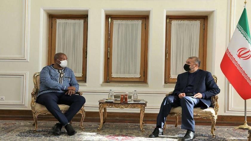 Iranpress: Foreign minister talks with Mandela