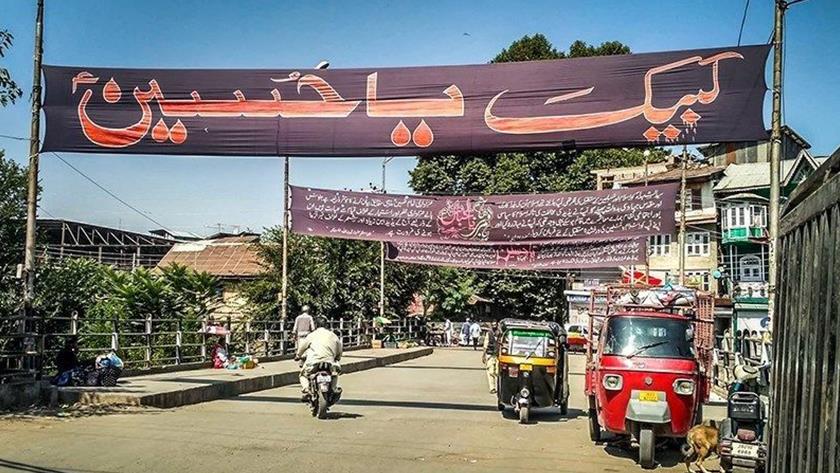 Iranpress: Kashmiri people commemorate Muharram, mourn for Imam Hussain (AS) 