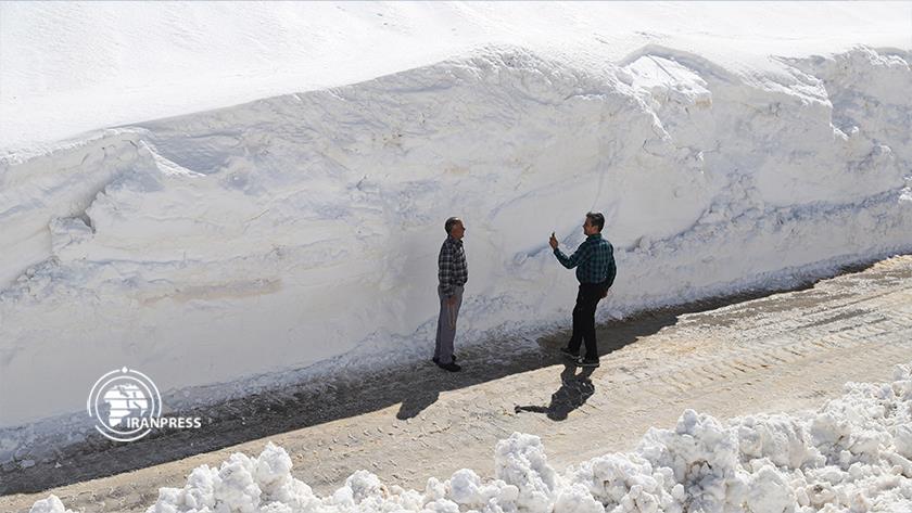 Iranpress: Rural roads covered by heavy snow in Kouhrang reopened